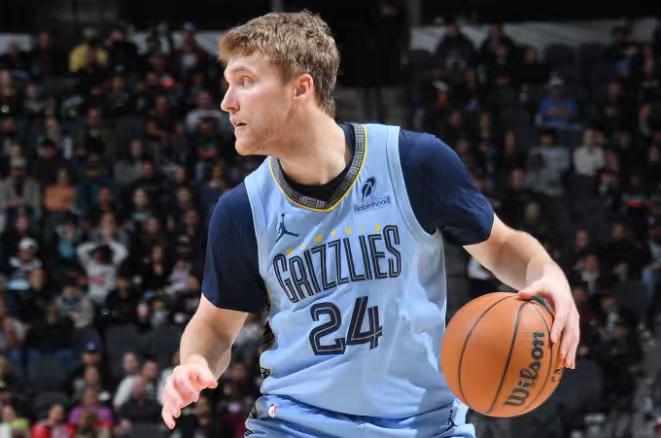 卡姆-斯潘塞大五赛季在康涅狄格大学的场均数据是14.3分4.8篮板3.6助攻1.