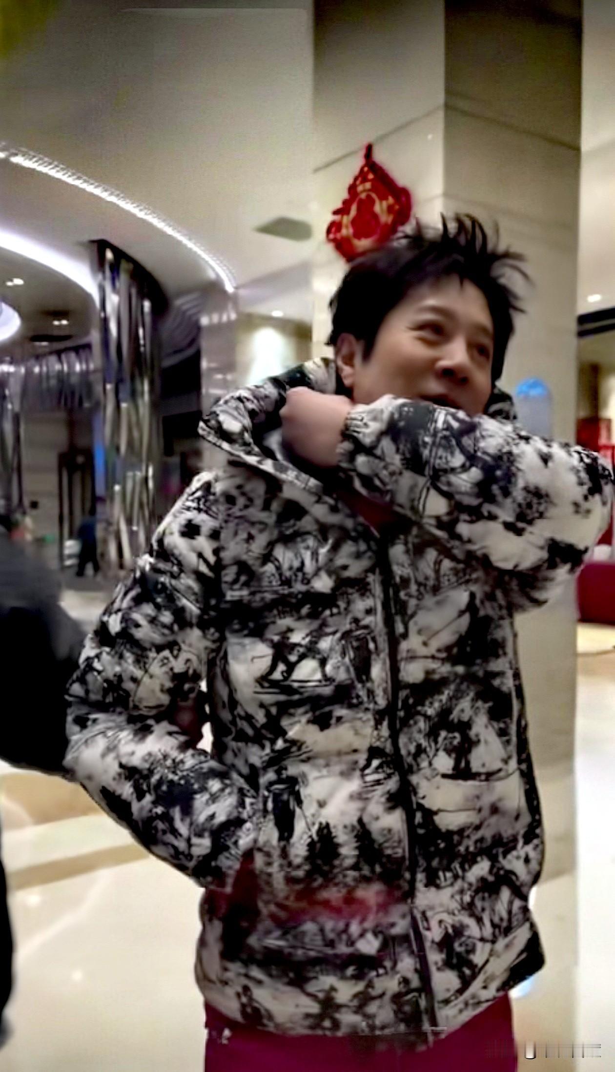 能看出图片上的人是谁吗？

友情提示：
他穿过军装，也穿过和服。
他最拿手的歌就