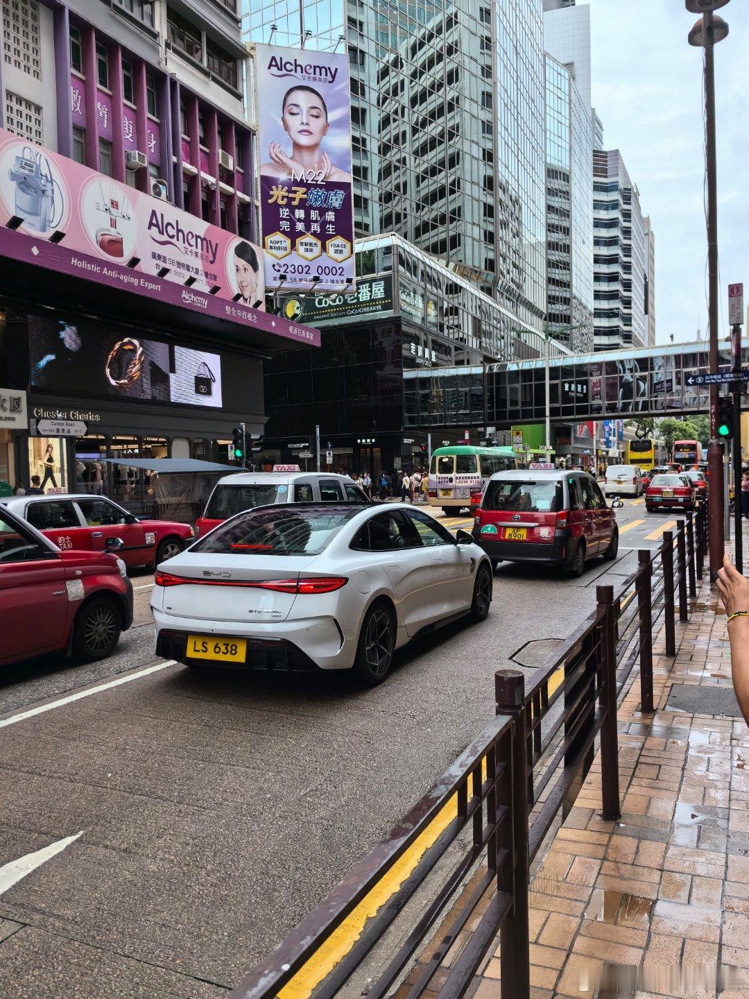 香港街头比亚迪的能见度挺高啊，这两天见了很多海豹，这车在香港街头的感觉怎么样？ 