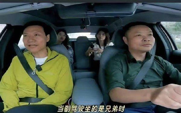 与兄弟、和美女在一起的状态完全不一样。你是哪种，你还记得当年自己的兄弟吗？