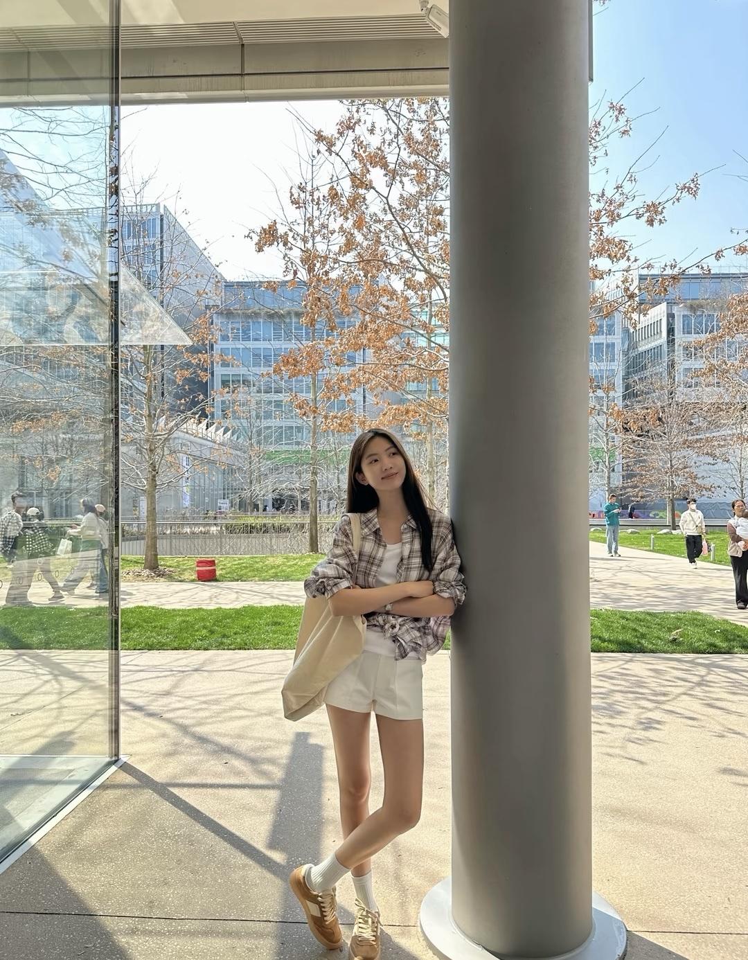 衬衫穿搭时尚+白色短裤加平底鞋   休闲时尚白衬衫裙穿搭 简约衬衫配裤子 白色衬