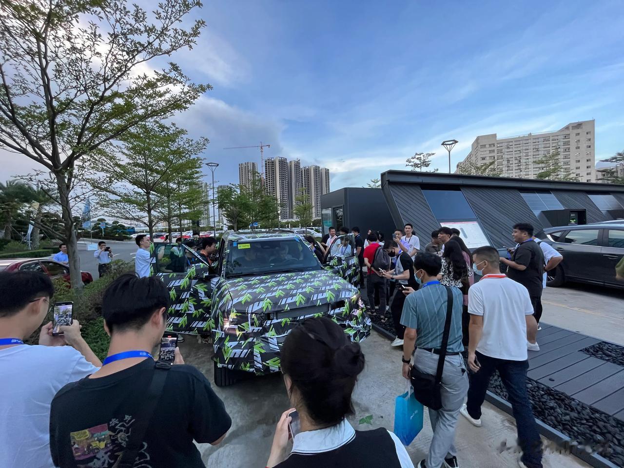 刚下车，一辆方程豹伪装车就被我们围攻了，全体怼脸拍，负责“看车”的两个小哥表示很