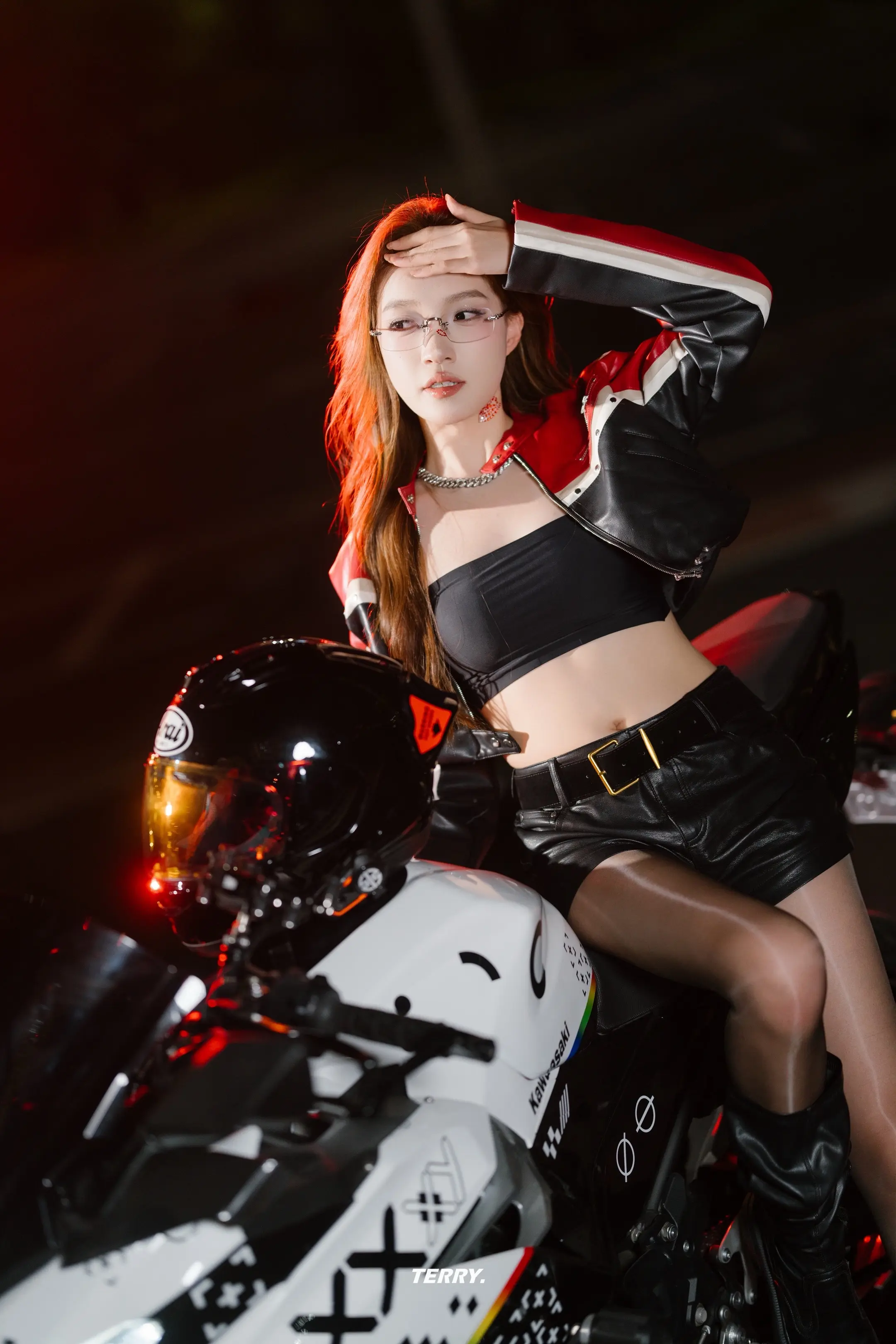 机车美女。