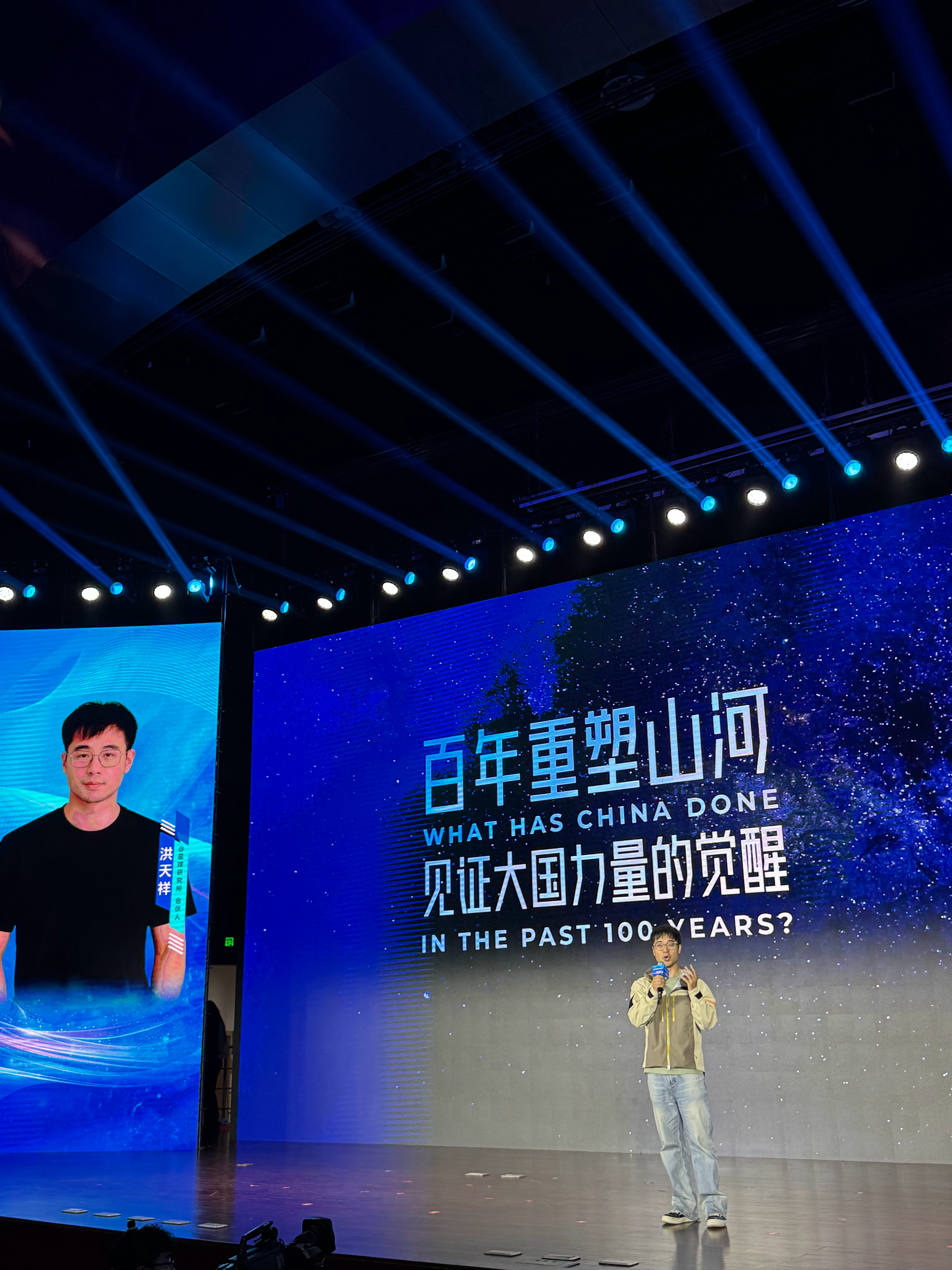 #2026中国网络媒体论坛##正能量创作者大会#在互联网的浩瀚星河中，真正点亮时