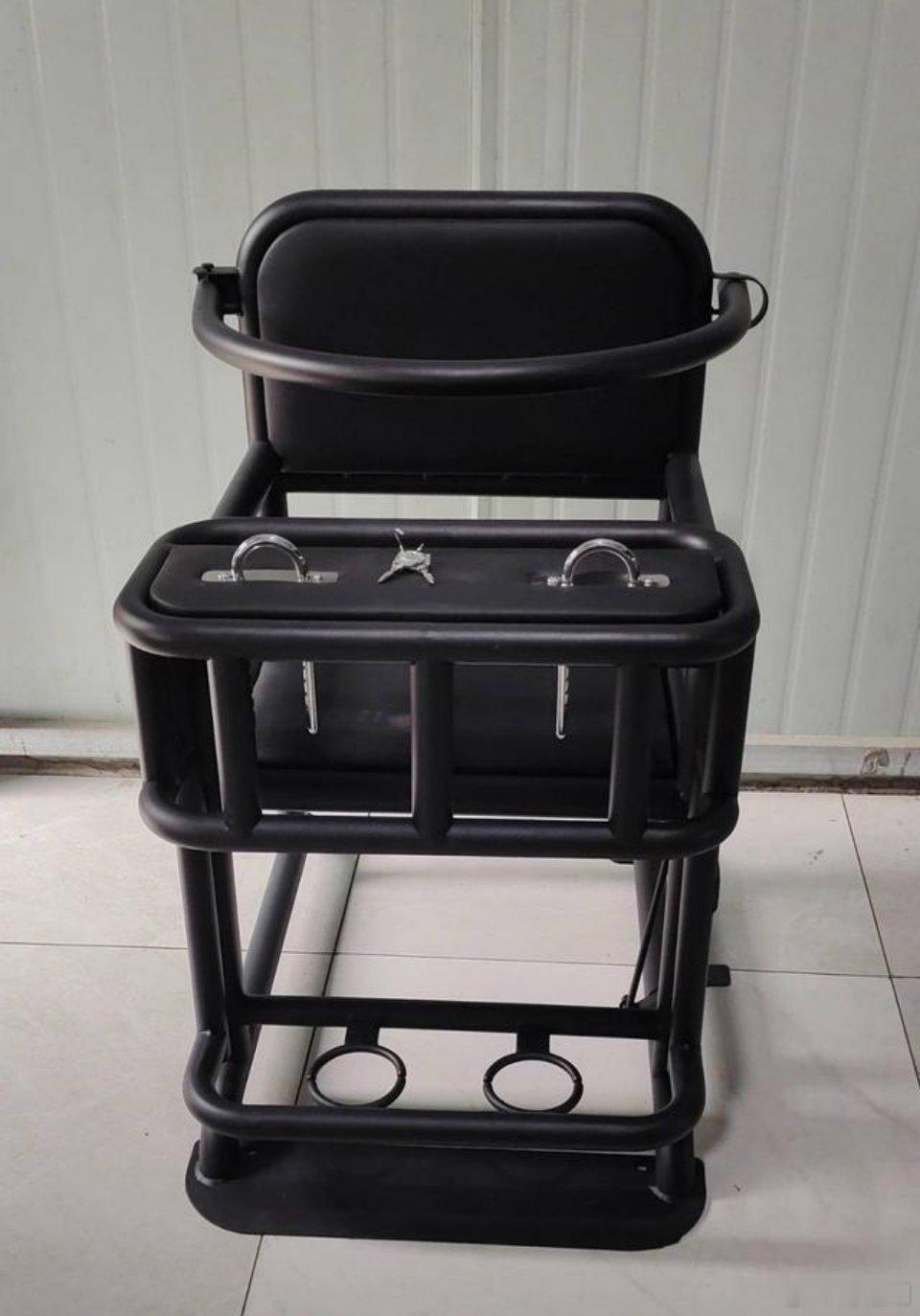 如果坏蛋再次坐这把椅子，不知他后悔不听爹娘的话？还是琢磨着怎么编瞎话逃罪？ 