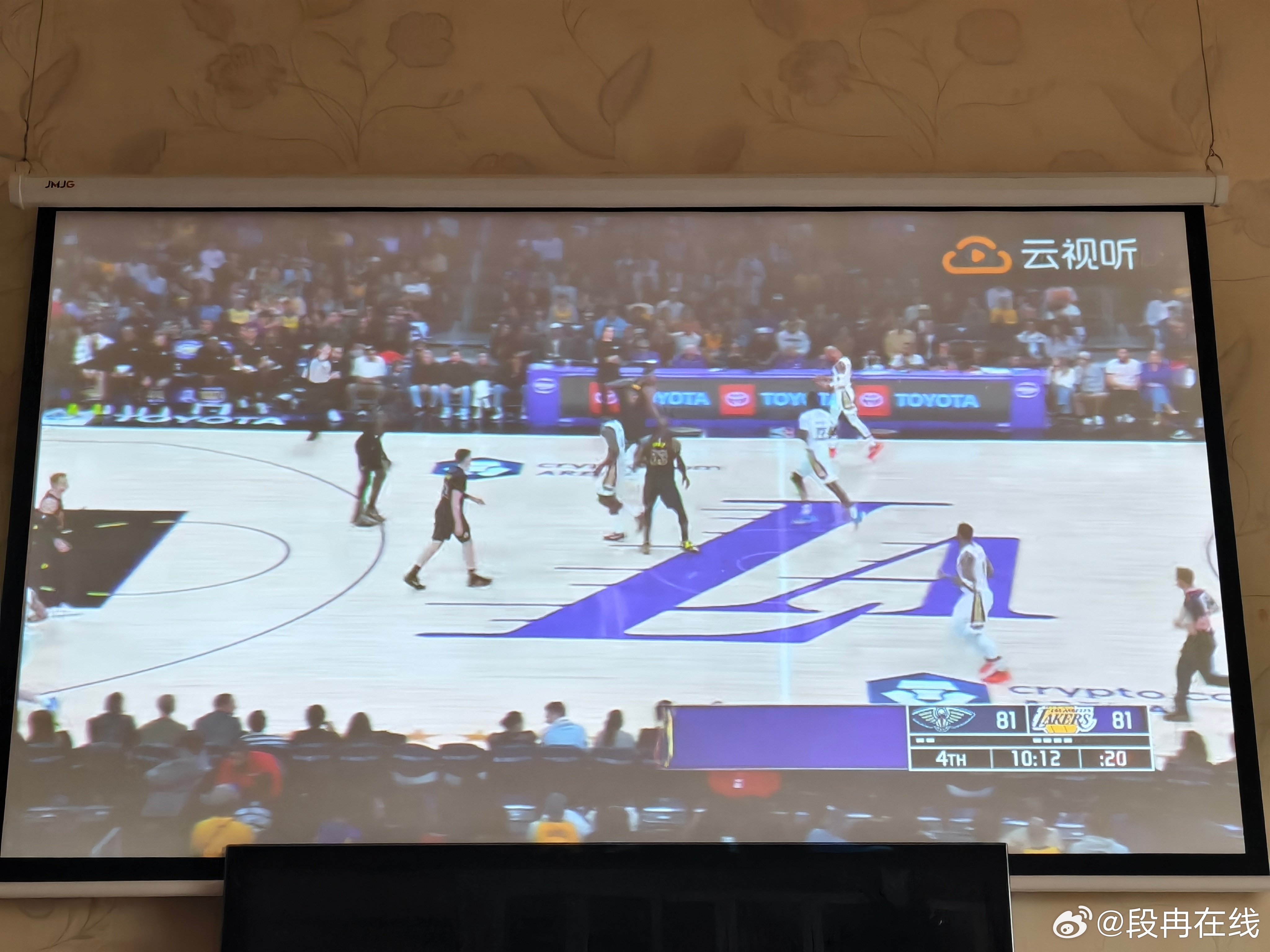 连上四天班之后今天终于可以坐沙发上安安静静欣赏一场自己想看的比赛了，舒服舒服明天