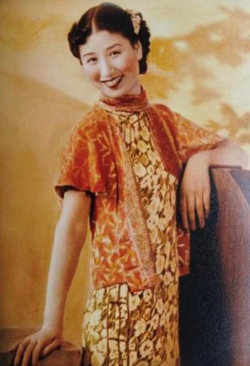 1940年，上海郊外的一片荒地，一个穿着金红色羊毛衫、外披马皮大衣的姑娘被推下汽