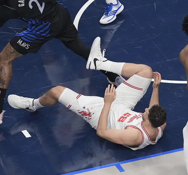 完犊子，伤病又开始找上火箭了，火箭是要开始南征了吗？
火箭打独行侠，才打1分钟，