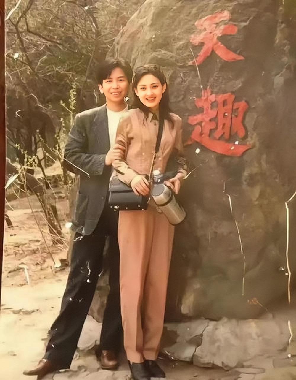 牛莉与老公刘亚东古早合影，两人一起游玩时的合影留念。

牛莉25岁时就嫁给了老公