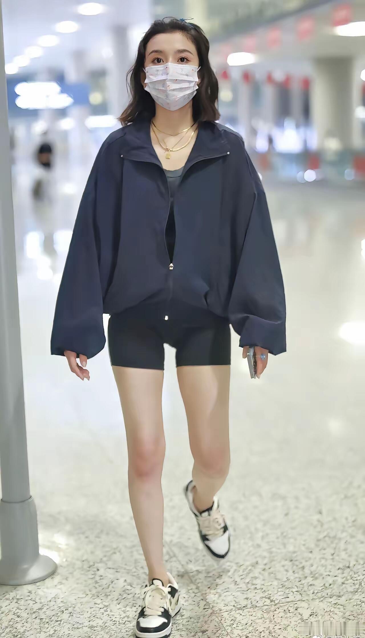 宋祖儿 平常都是恶心穿搭宋祖儿机场路透生图这穿搭好吸睛 