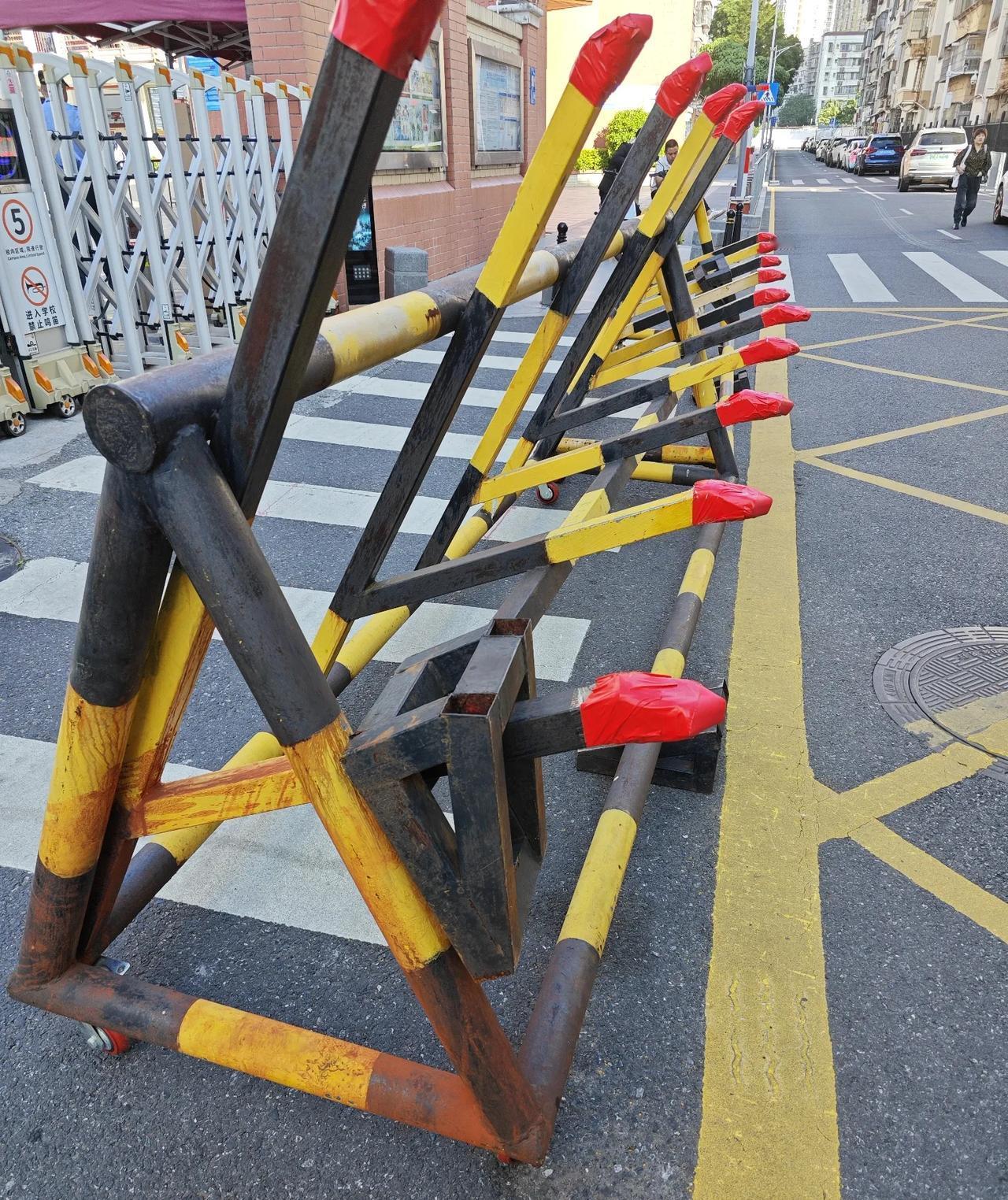 学校安全无小事。最近不少学校校门口加强了安保措施，防撞石墩等安全防护措施，防患于