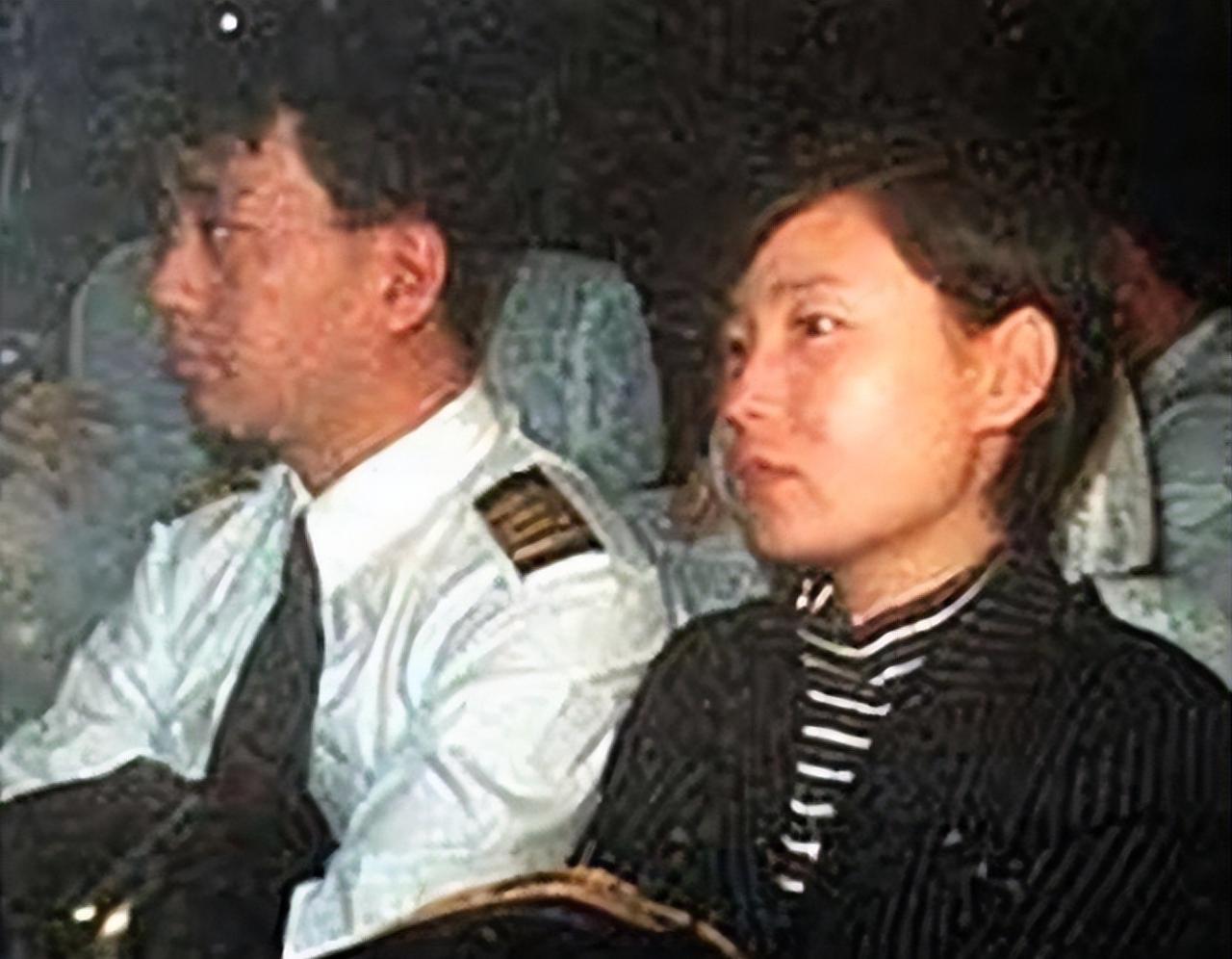 1998年，国航机长袁斌因为不满分房制度，携带着妻子，驾驶载有95名乘客的飞机叛