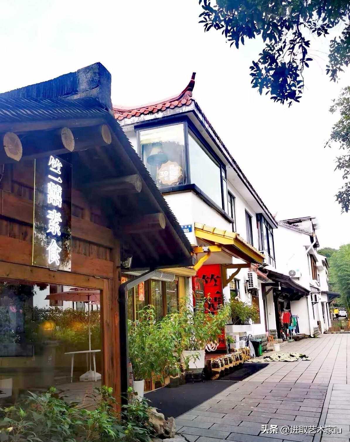 周末出行杭州西湖佛教胜地，天竺路、灵隐景区、飞来峰、咫尺西天等。杭州作为“东南佛