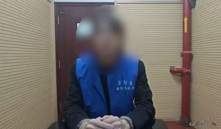 上海一男子因酒后情绪失控踢踹豪车，导致车主损失上万元，最终被依法刑事拘留。
近日