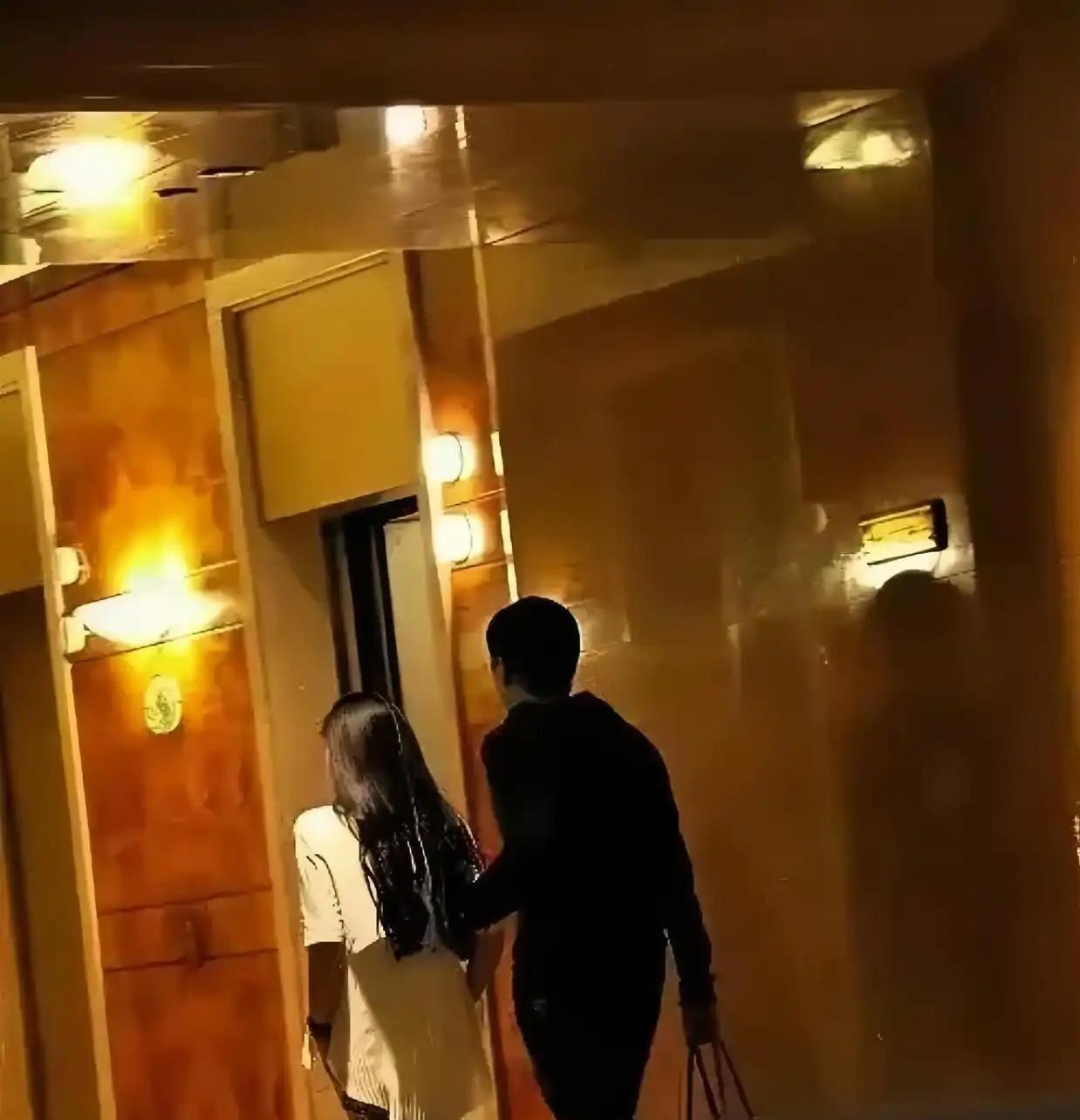 这也太冤了，山东淄博，一女子背着老公和男子去酒店开房，不料，两人赤身裸体共处时，