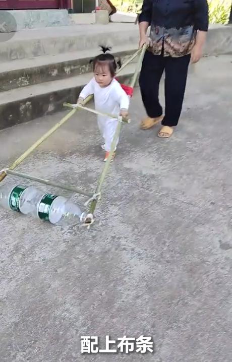 “火到人民日报了！”7月21日人民日报报道，贵州遵义，奶奶弯着腰扶小宝宝学走路。