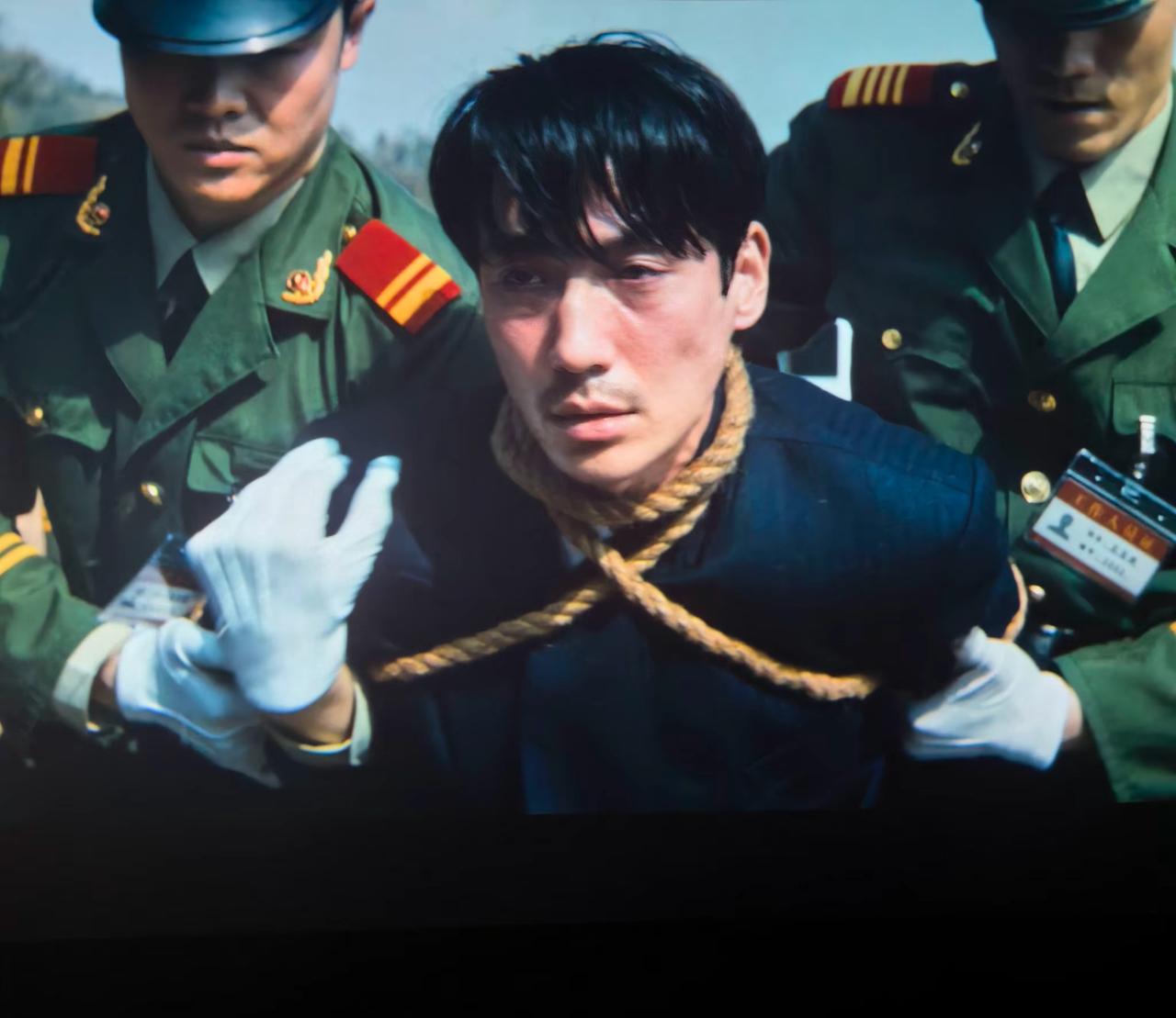 《空枪》尾声，悍匪万梓强（朱一龙）被五花大绑捆着压赴刑场。面对长满衰草又空旷的荒