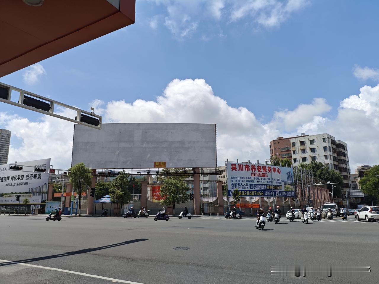 湛江吴川市解放路，这条路在过去相当长的一段时间里，一直都是吴川老城区最重要繁华的
