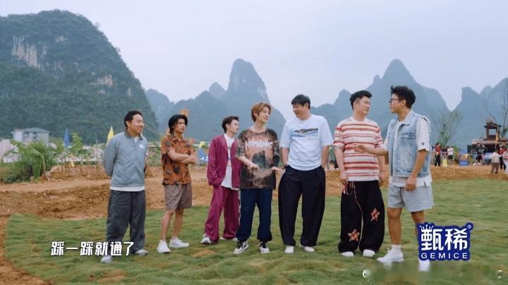 邓超陈赫鹿晗看见趾压板的反应邓超陈赫鹿晗在五哈玩趾压板哈哈哈哈哈 小竹笋一出现，