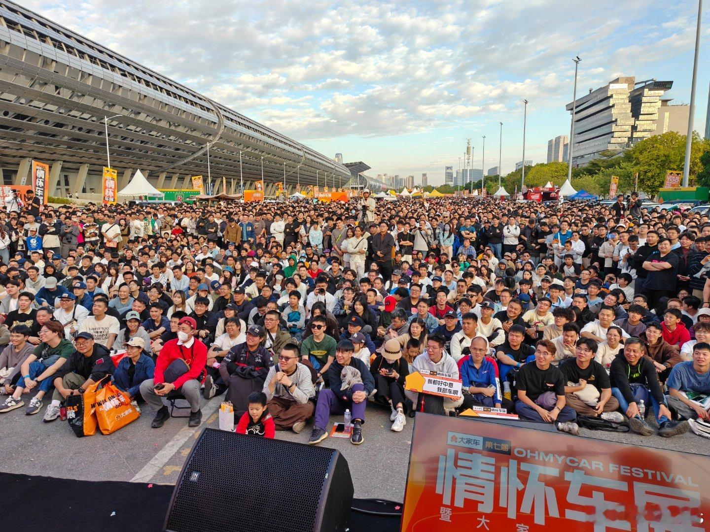 主舞台第一视觉，感谢大家支持，感谢天公作美，全都是人！ 