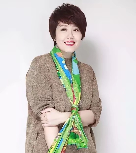 于蕾是近十年唯一一位连续四年执导央视春晚的女性总导演。 