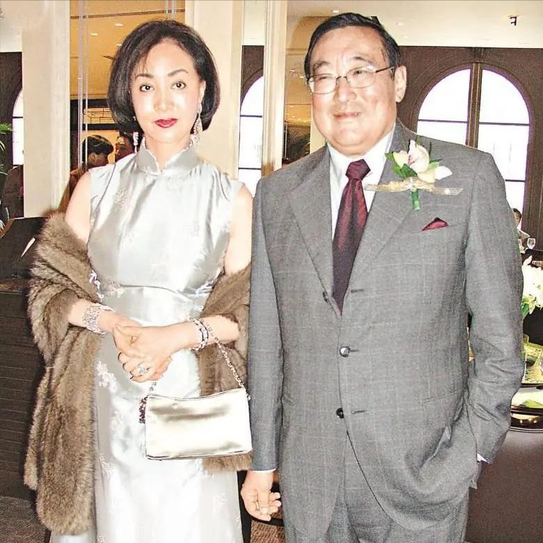 [微风]1995年，香港富豪赵世光甩出1000万，要妻子何莉莉签字离婚。何莉莉硬