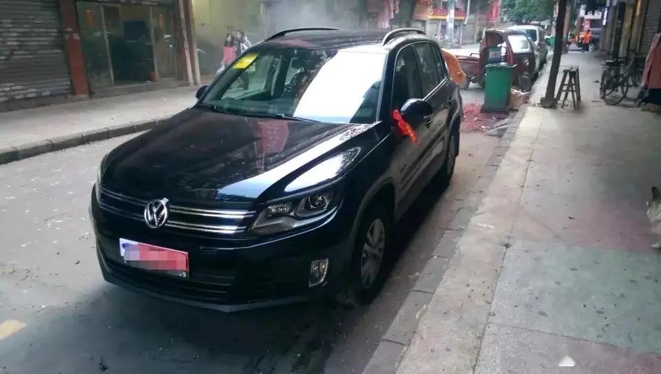 15年的时候搞完23万吧，提了个这辆车，没有中央扶手箱，织布座椅，收音机，前排音