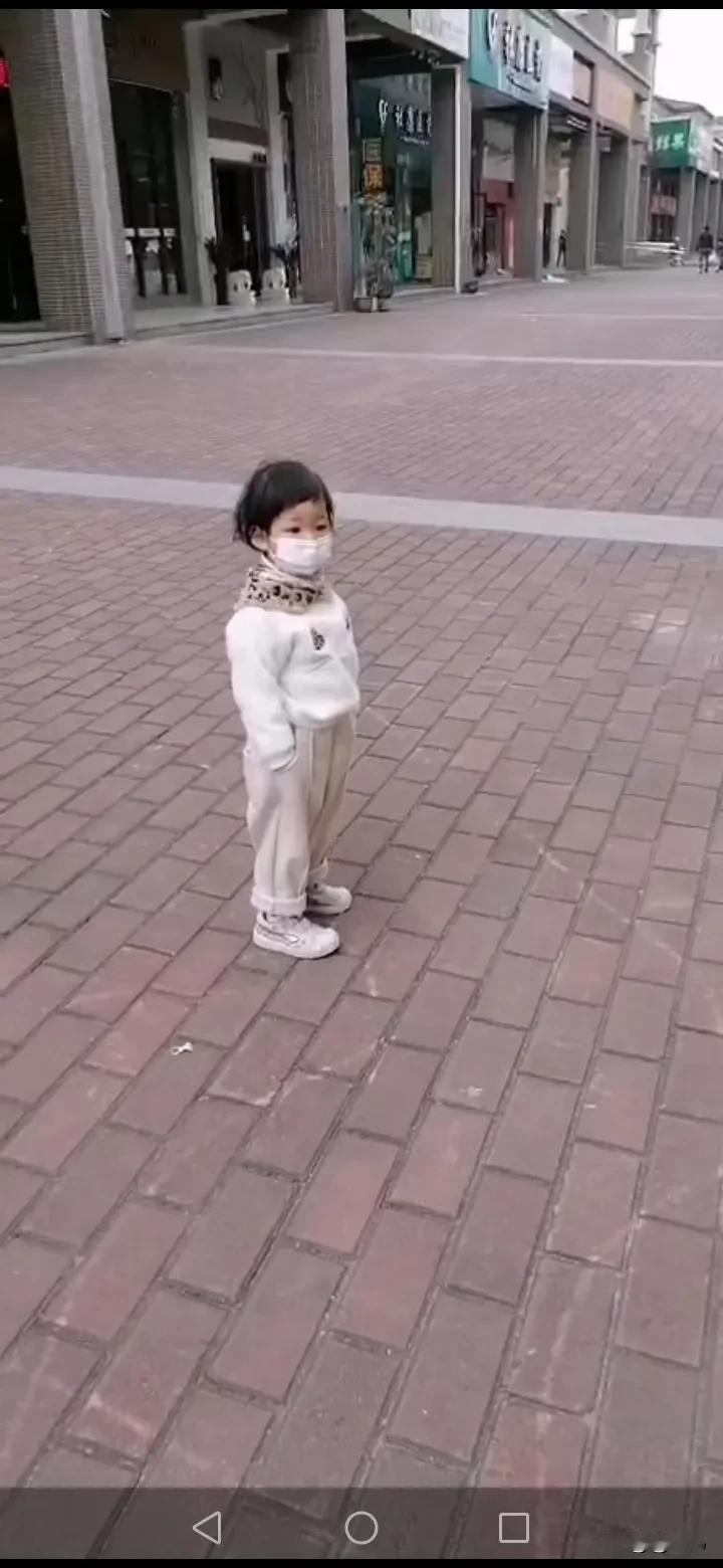 《三年前的小萌娃》每翻看这张照片时，都忍不住笑出来。[捂脸]
 
小宝贝站在大街