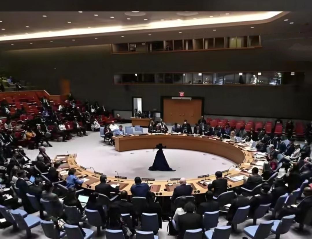 近日，在纽约召开的联合国大会，热闹非常，震惊的事也层出不穷。
    昨天，英国