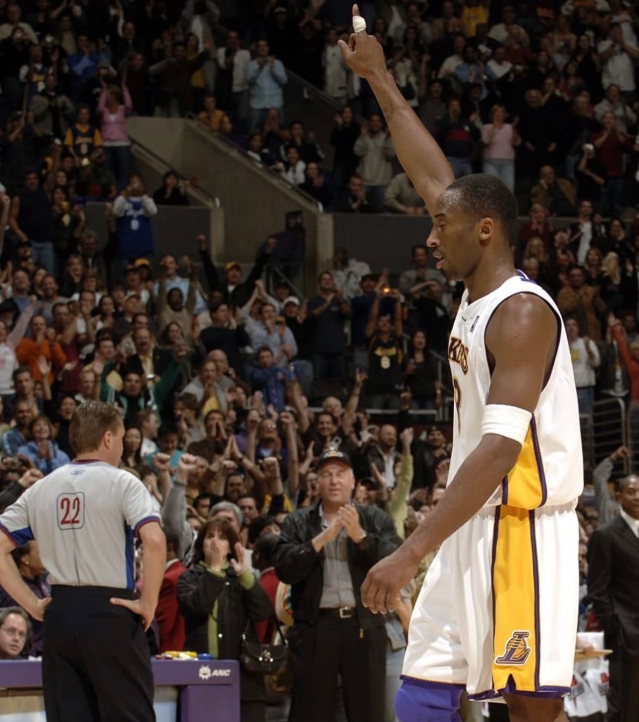 篮天下 回顾一下科比的81分神迹！Images via sportsrelics