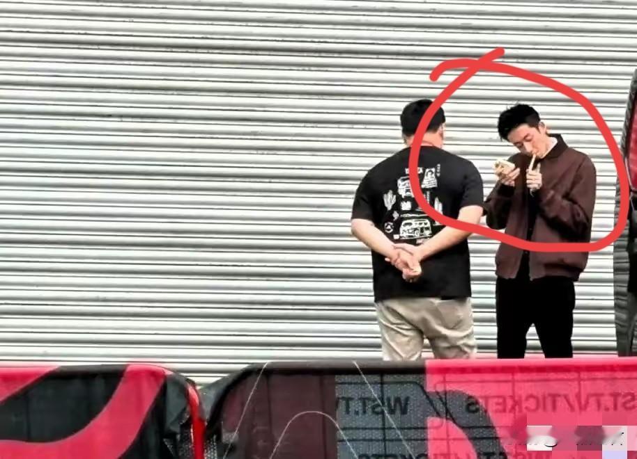 吴宜泽抽的烟是什么牌子呢？

大家又知道的吗？从图片可以看出是粗烟，而不是细烟，