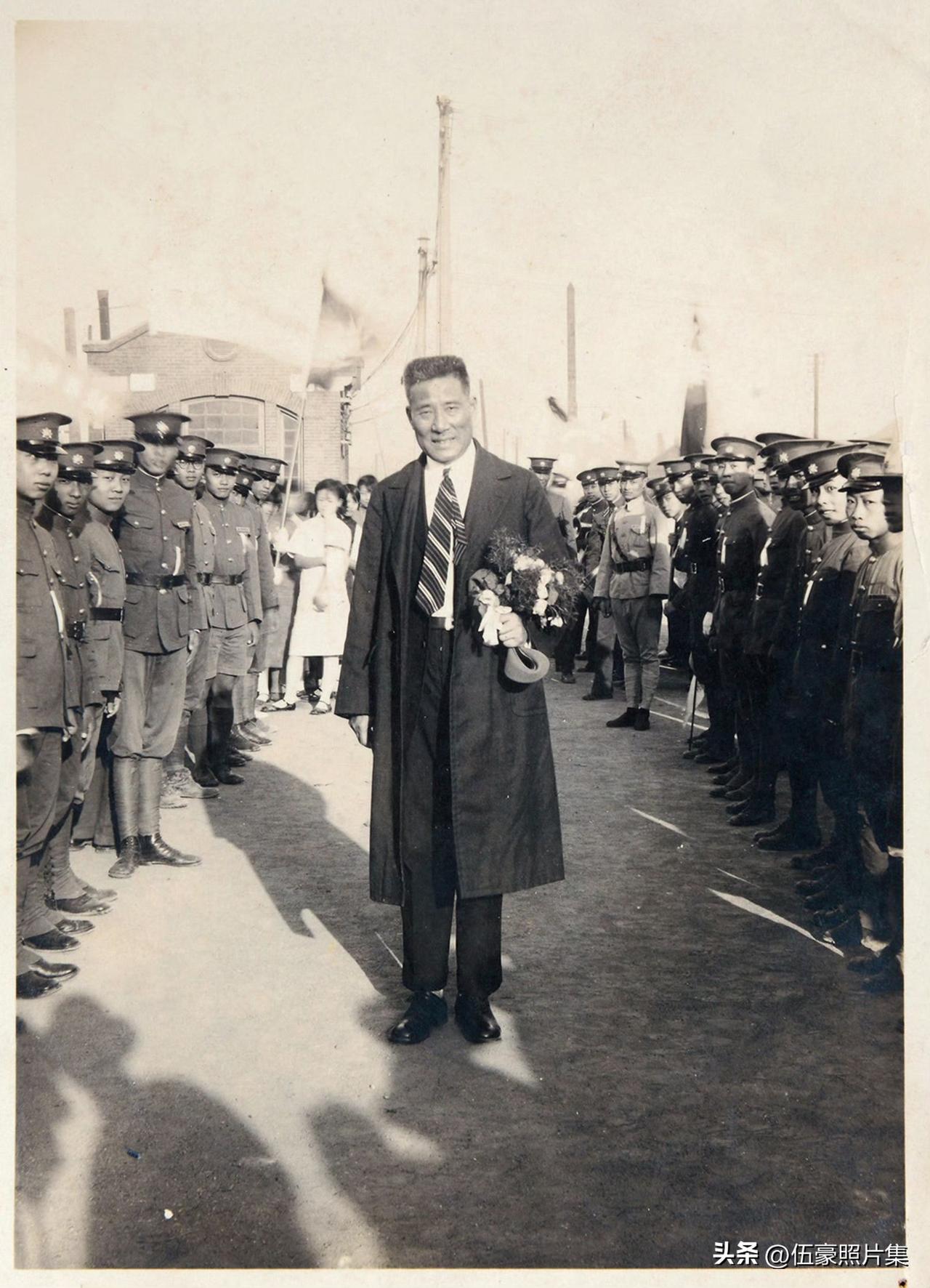 1929年春，天津南开学校学生军在东站欢迎归国之校长张伯苓。张伯苓是1928年赴