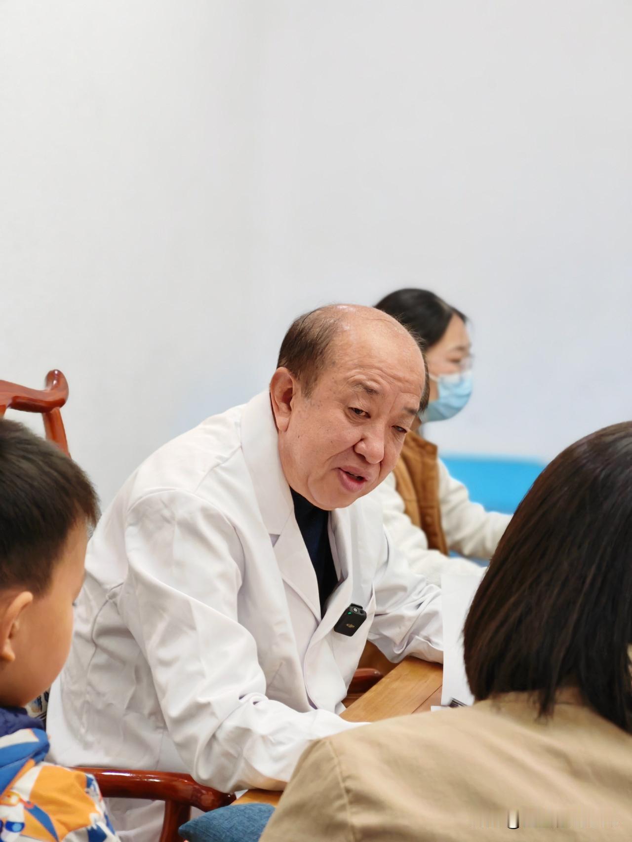 【90%孩子的抽动症，最早都是从清嗓子开始的！很多家长都误诊了】
很多家长都遇到
