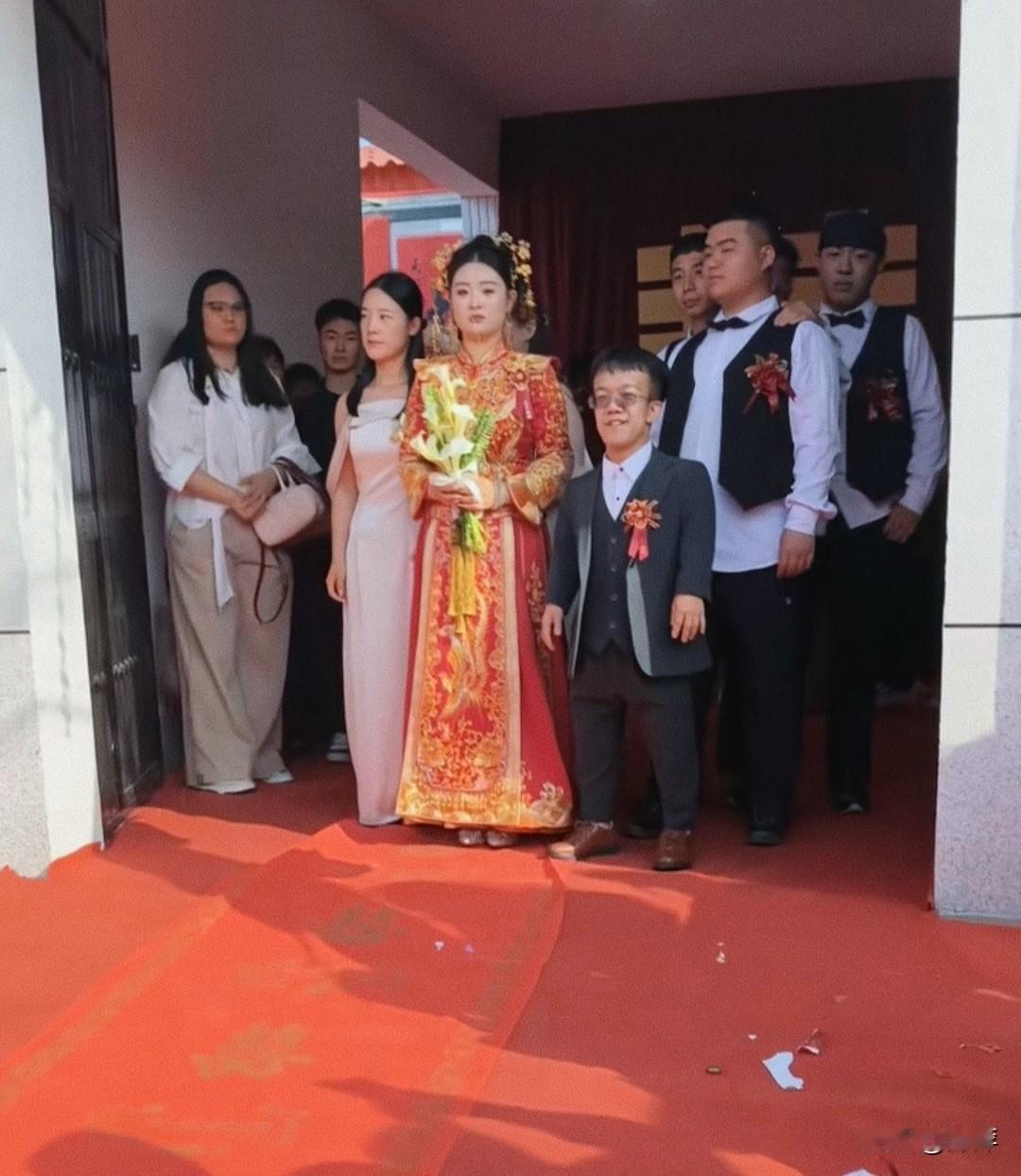 新郎王晔虽然身高不高，但经济条件不错，网传其为此次婚礼拿出了288万彩礼和5套房