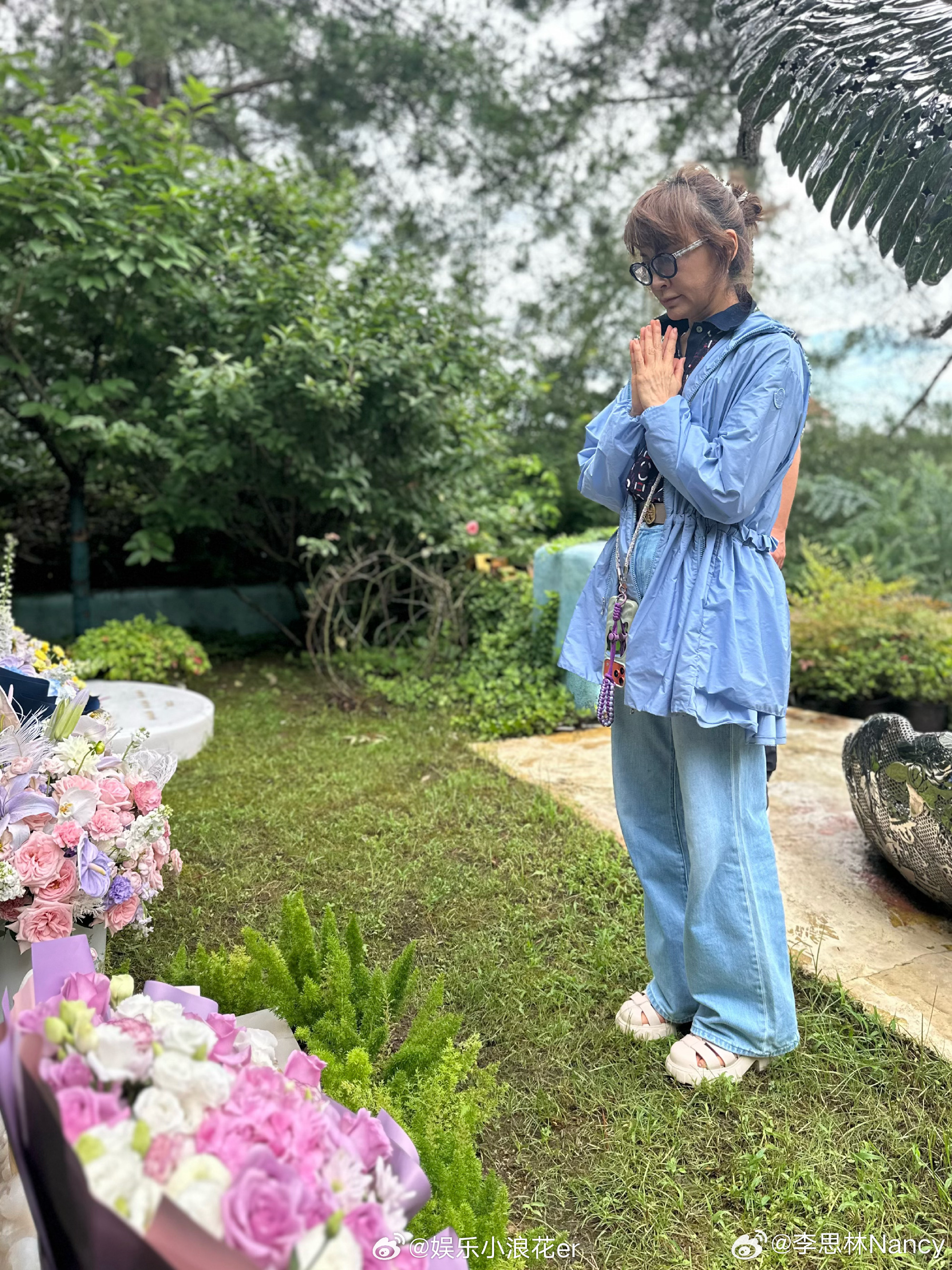 二姐悼念李玟去世三周年 李玟二姐李思林发文悼念李玟：“岁月分毫未能抚平我失去妹妹