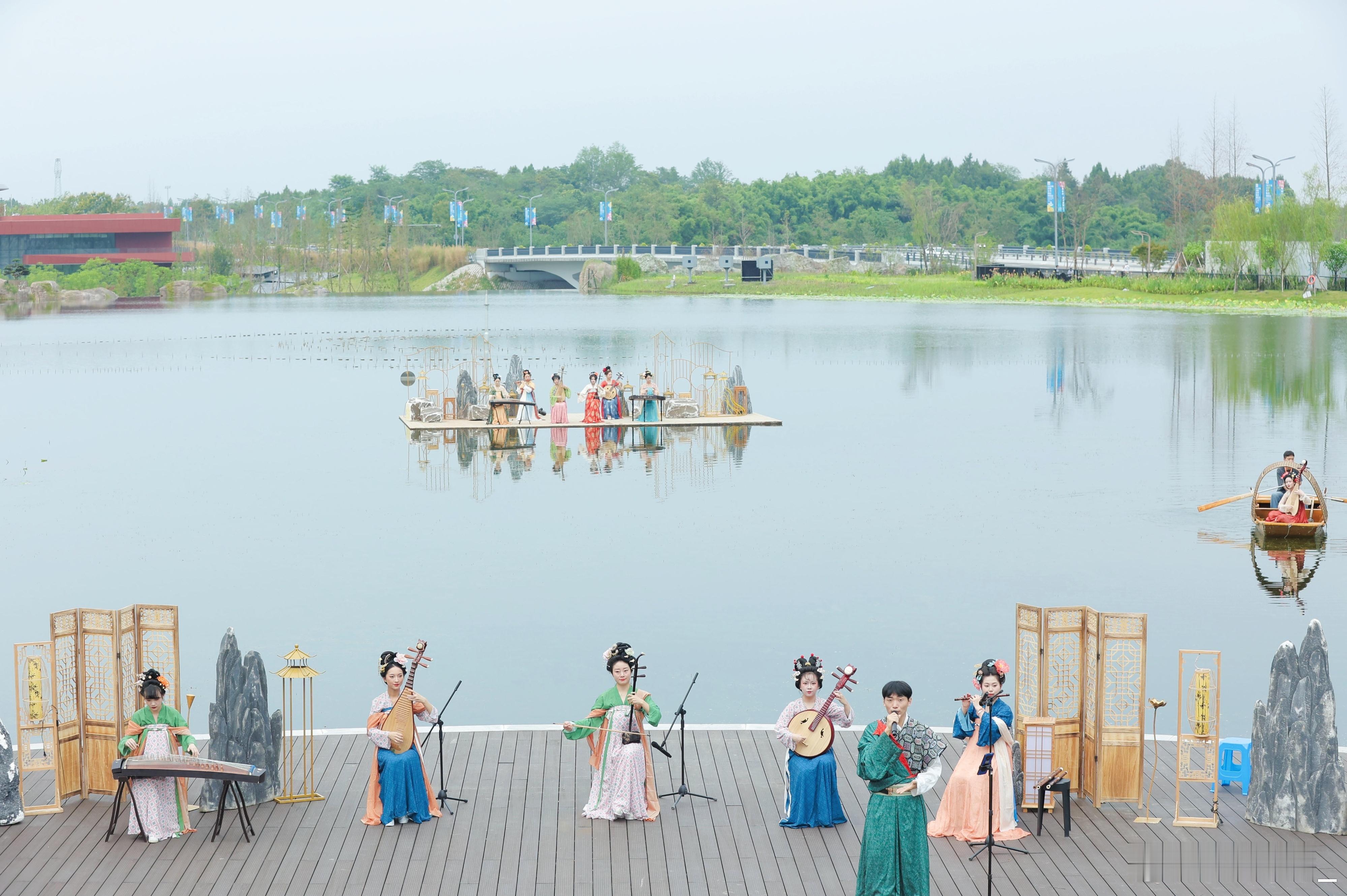 世园会中秋狂欢，精彩表演燃爆全场#成都世园会#中秋佳节，世园会热闹非凡。精彩的舞