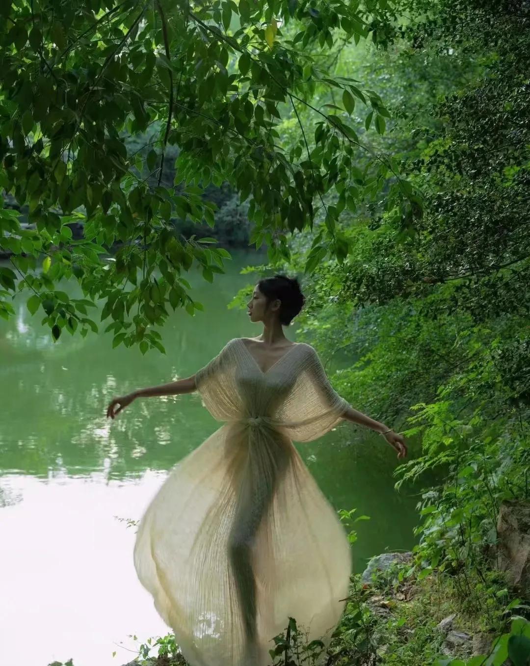 『佳人美景』绿水清波映美人，轻纱飘逸舞风中。太美了，佳人与风景相结合，拍出不一样