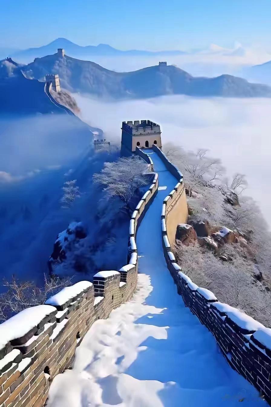 上联：笔底波澜惊日月
下联：力透纸背绘乾坤