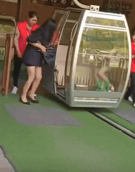 说实话，活那么大就没见过这么笨的人，真是笨的没救了！
人家工作人员在后面又是搀扶