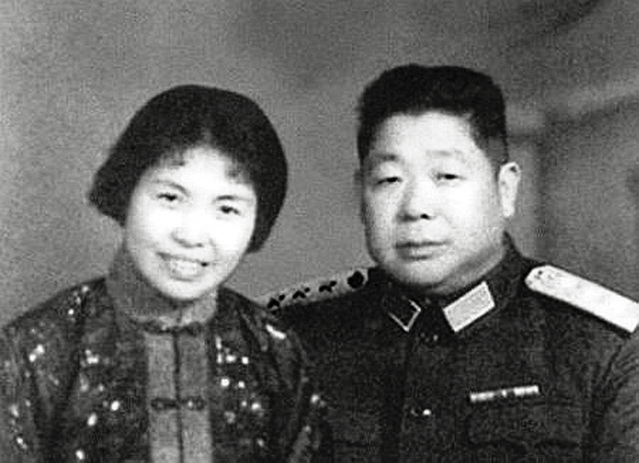陈赓的妻子叫王根英，两人关系如胶似漆。抗日战争中，王根英不幸牺牲。但陈赓始终对她
