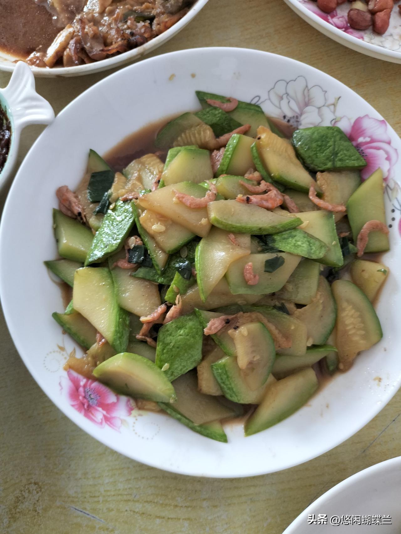 今天中午两个菜，素炒西葫芦，大葱炒肉。

上午到菜园子里边干活，做饭晚了，只能做