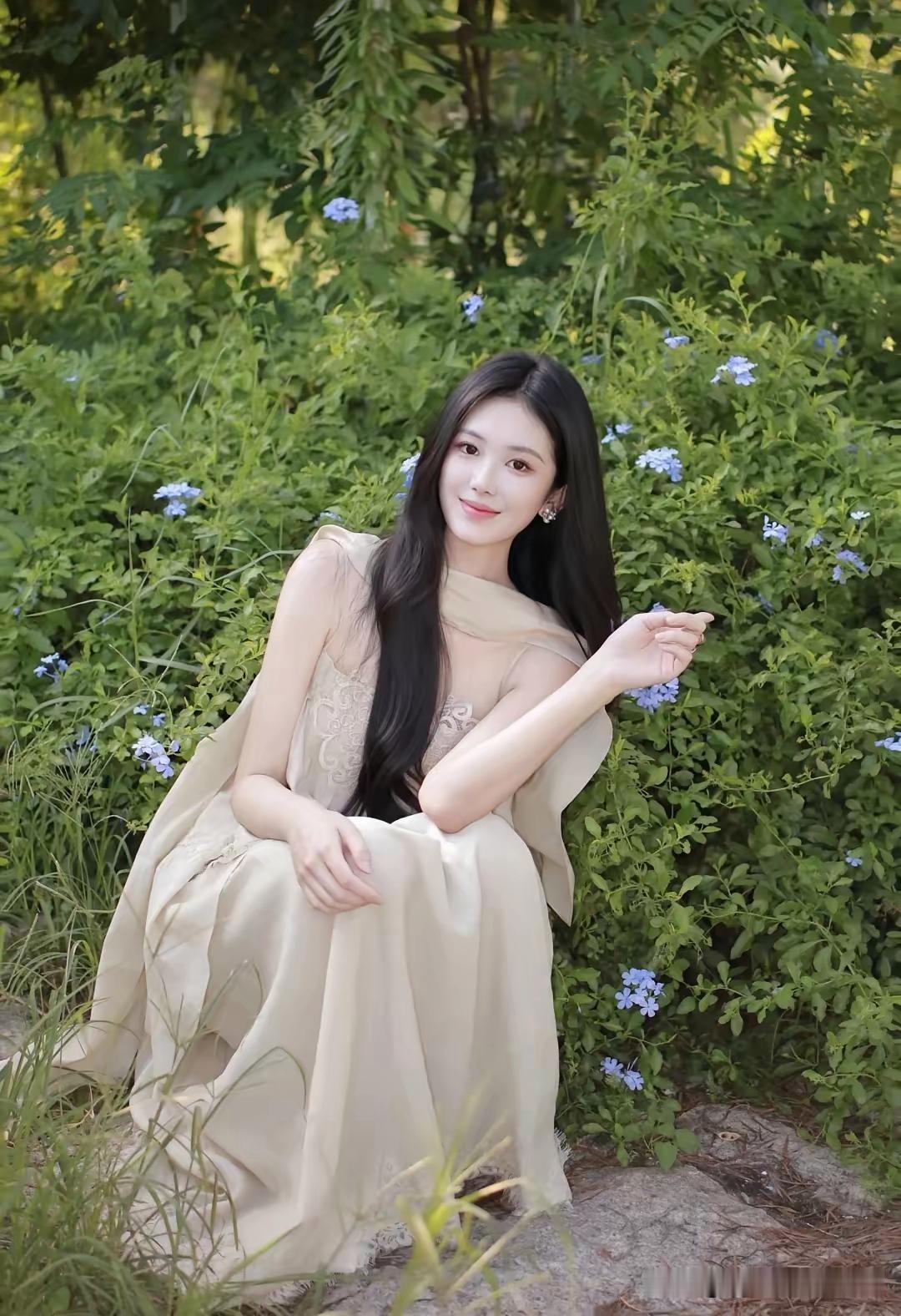 阳光下的温柔少女，漫步在绿意盎然的公园中。