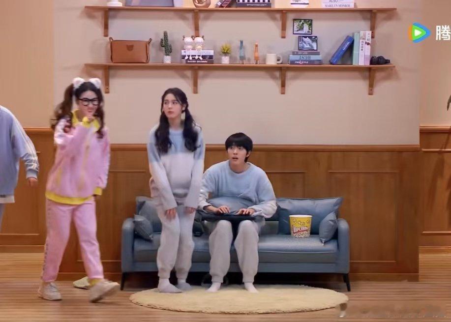 终于有人把我看弹幕的心声演出来了  《喜剧大会》3D 弹幕大群像超惊艳！报数交友