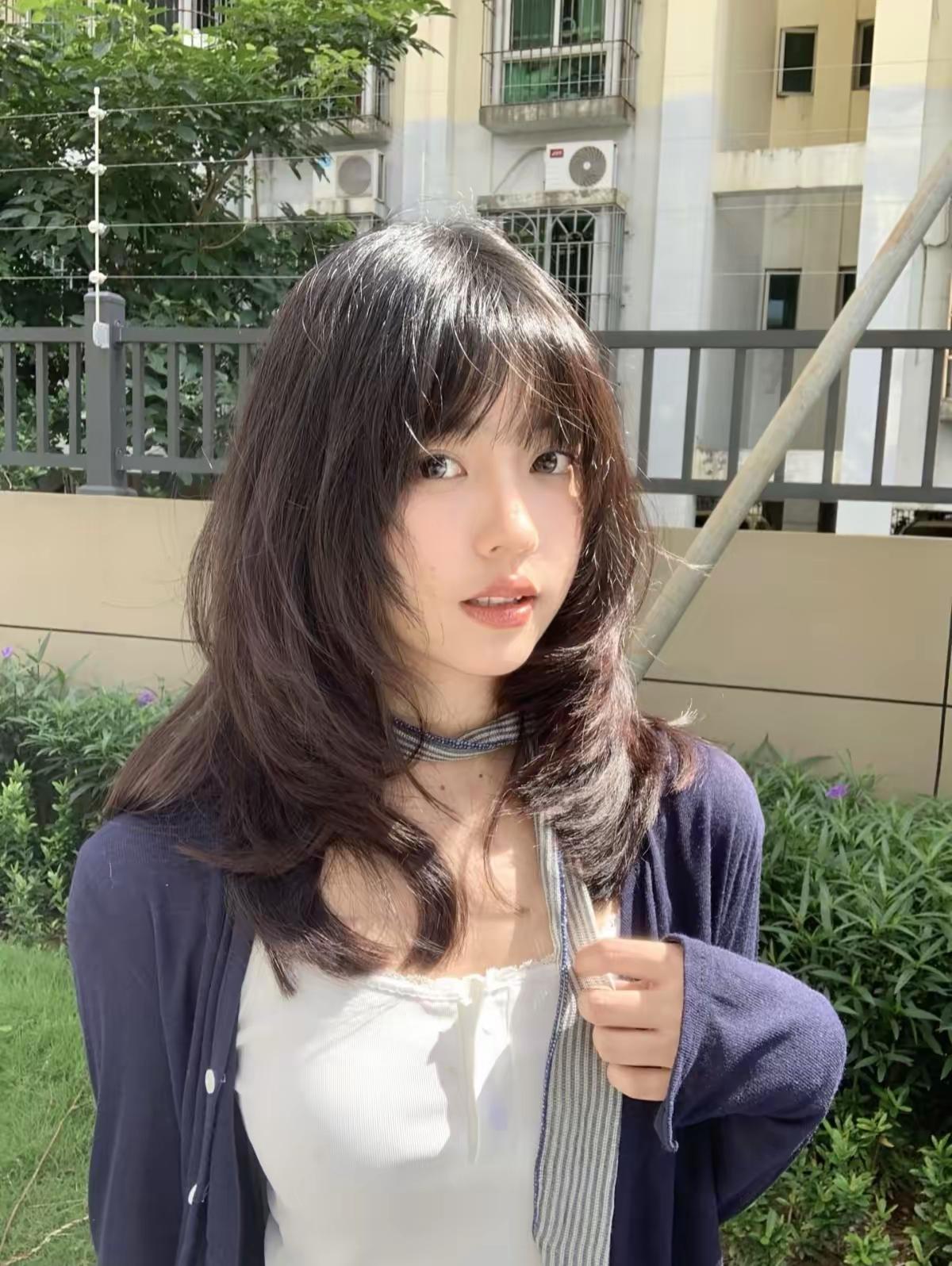 风梳青丝作古妆
白衫青袂韵尤长
刘海斜斜藏秀色
丝带弯弯系暗香
一眼惊鸿魂梦绕