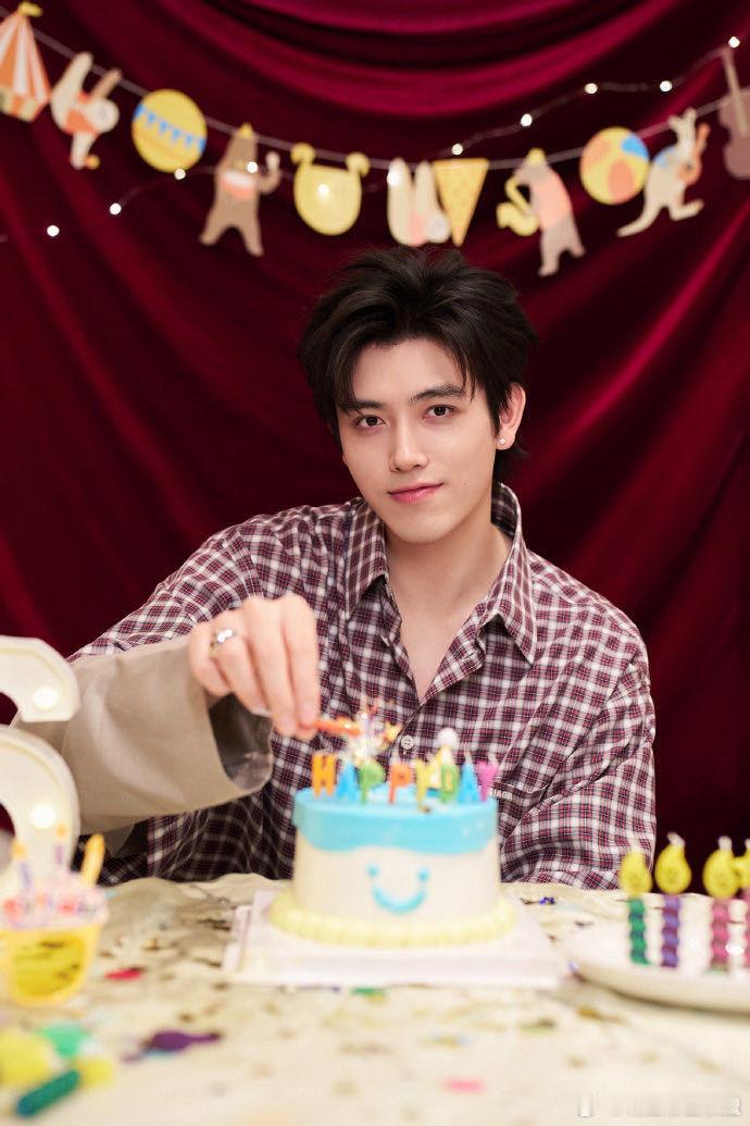 陈飞宇生日九宫格 26岁生日这天，工作室卡点晒出九宫格，这组生日照眼神干净又有故