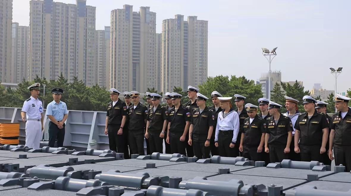站在052D的垂发前，俄罗斯海军没有一个笑的

这是7月8号中俄联合演习过程中，