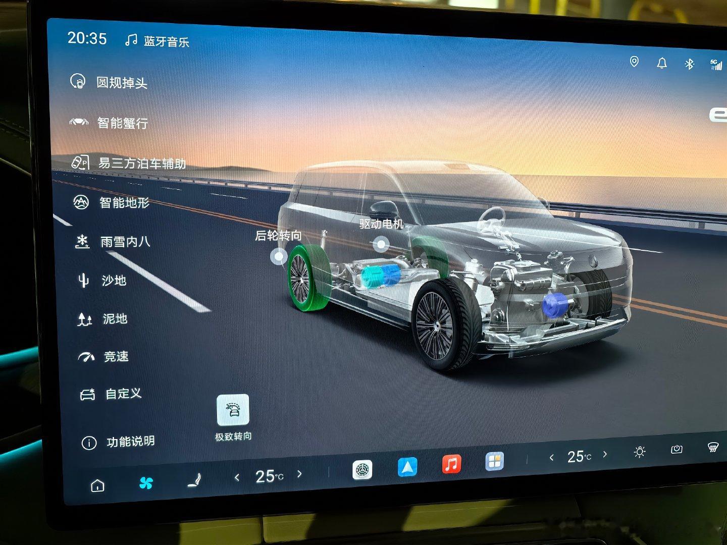 哇，易三方泊车这个贴边效果，是不是很棒？晚饭过后开着腾势N9出来游荡，找个食街准