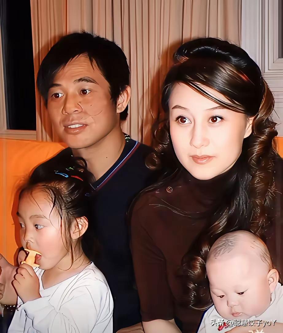 这样看起来李连杰确实是高攀了。你看两个人坐在一起的感觉，李连杰就像个农村的土小子