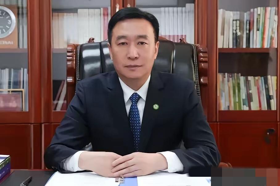 就在刚刚，延边大学党委书记杜锐主动投案！
1994年就踏入校园搞科研教书，三十多