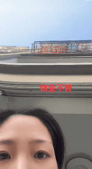 女子发现晒在窗外的衣服上都是油，抬头一看，是楼上晒腊肉造成的，女子找楼上业主反应